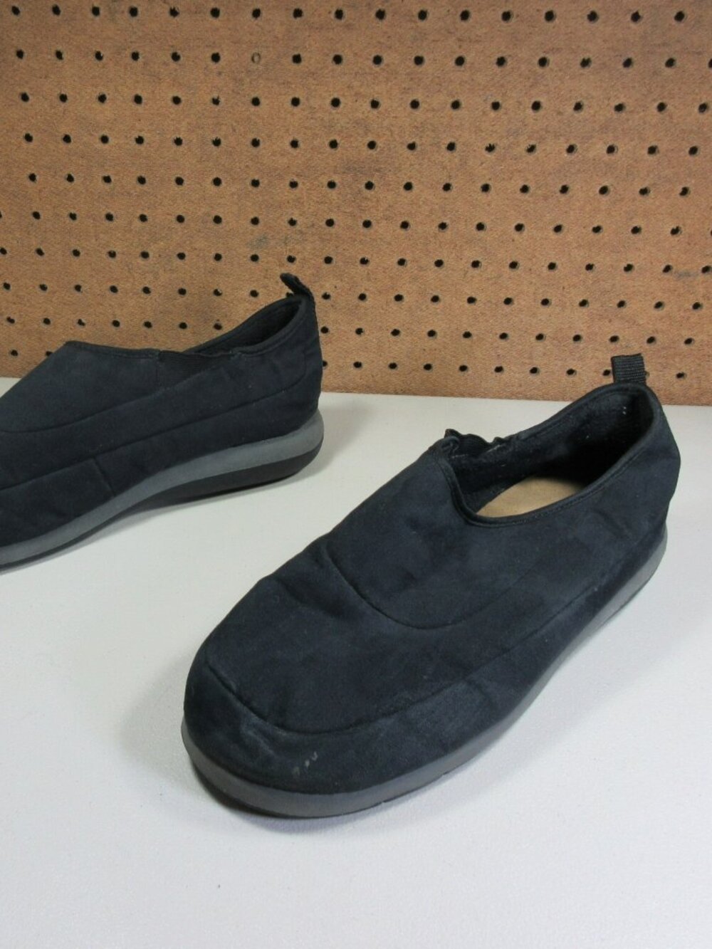Sorel mens solid black fleece lined loafers 10 M LM9030